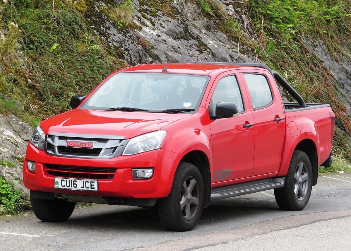 1200px-Isuzu_D-Max_diesel_registered_May_2016_2499cc.jpg